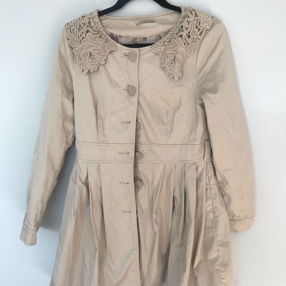 Trench w/ embroidered collar